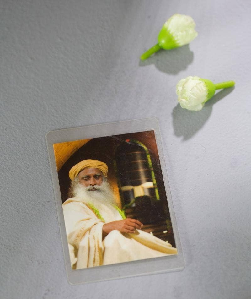 [ME0020400000] Sadhguru Pocket Photo