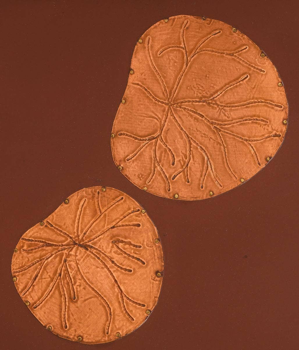 Low side table with copper lotus leaves - Big